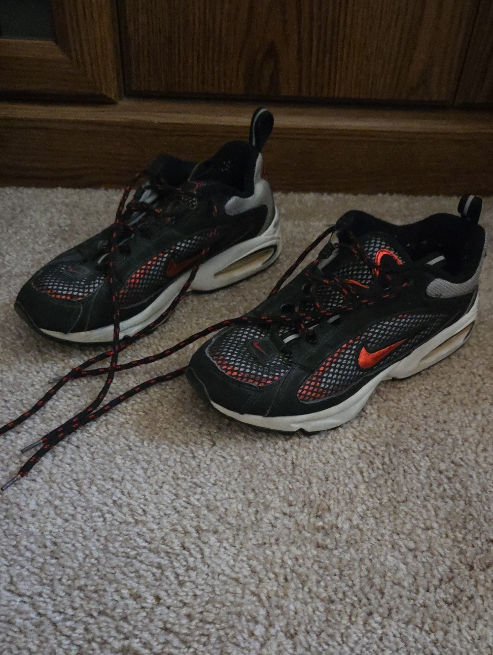 Nike Womens Black and Red  Mesh Athletic Trainers